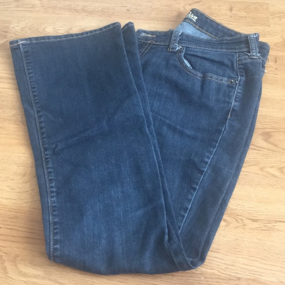 Old Navy Women’s Jeans Size 4 Short - Picture 2 of 5